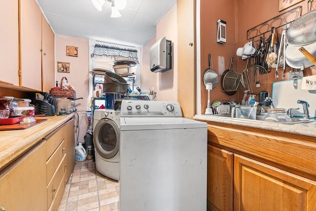 laundry area featuring sink and independent washer and dryer