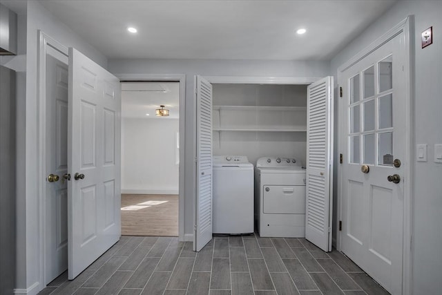 washroom featuring washing machine and clothes dryer, recessed lighting, baseboards, and wood tiled floor