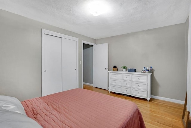 389 Porter Rd, East Longmeadow, MA 01028 - bedroom featuring light wood-style floors, a closet, and a textured ceiling
