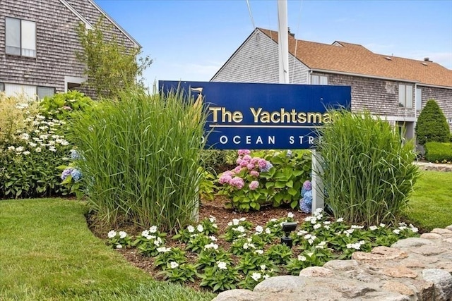 community / neighborhood sign featuring a yard