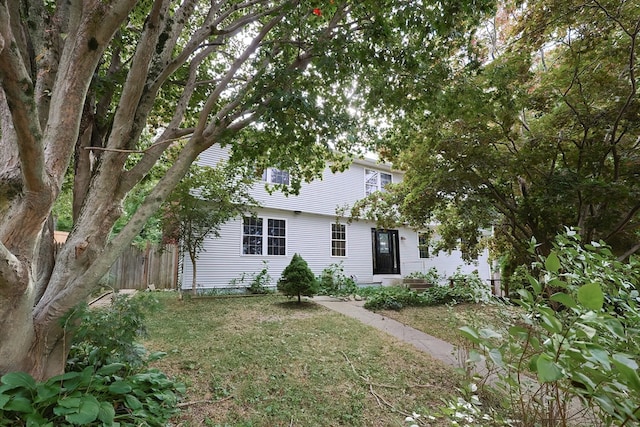 view of front of property featuring a front yard