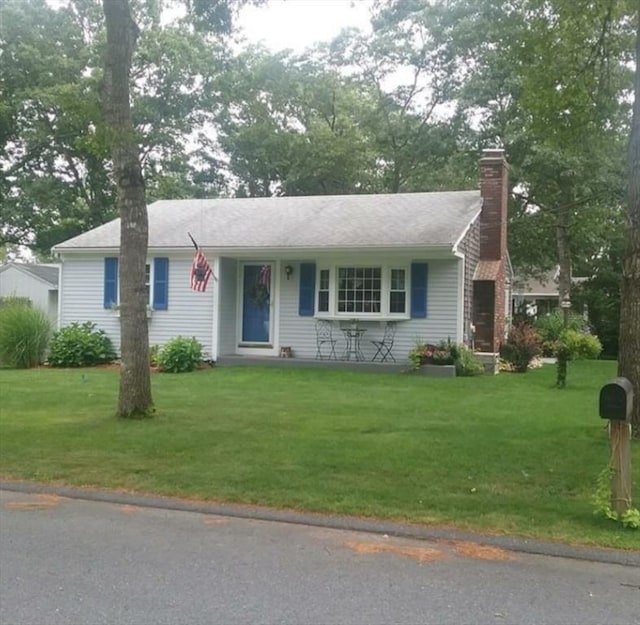 single story home with a front lawn