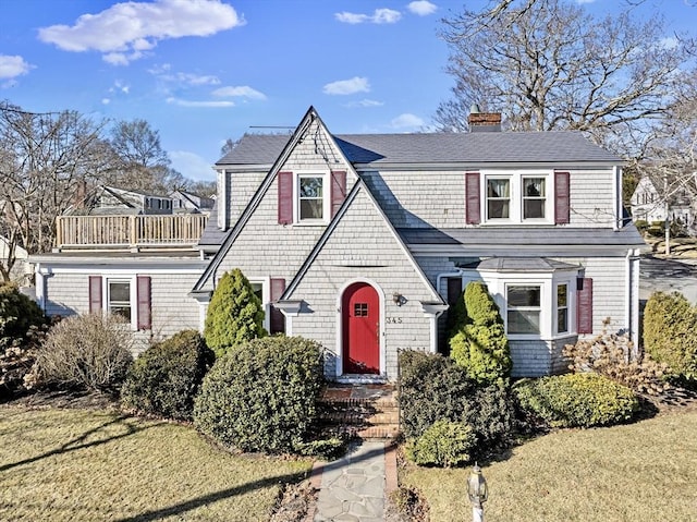 view of front of home featuring a chimney and a front yard