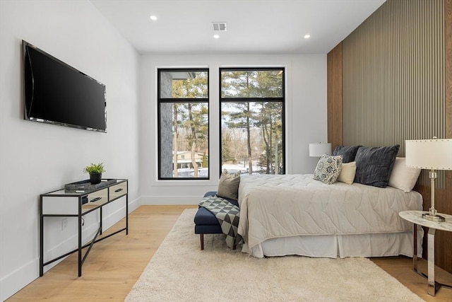 bedroom with light wood finished floors, baseboards, visible vents, and recessed lighting