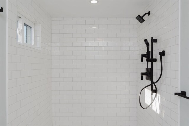 room details featuring a tile shower