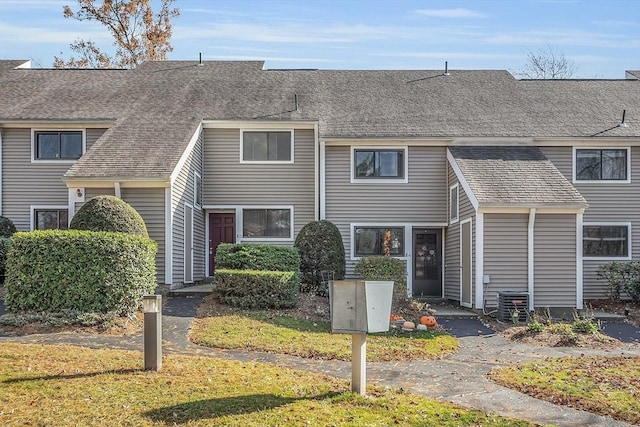 townhome / multi-family property featuring roof with shingles