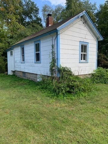 view of side of property featuring a lawn