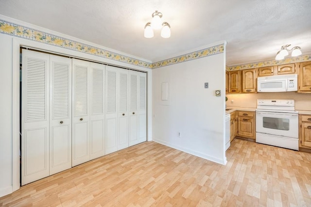 33 Highview Dr Unit 33, Sandwich, MA 02563 - kitchen featuring baseboards, light countertops, light wood-style flooring, and white appliances