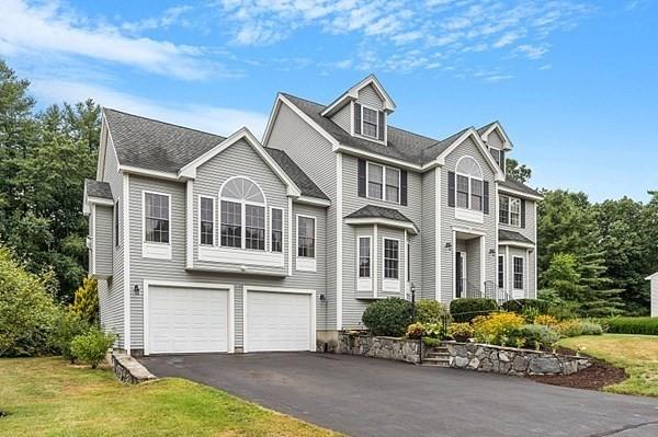 view of front of house featuring a garage, a front lawn, and aphalt driveway