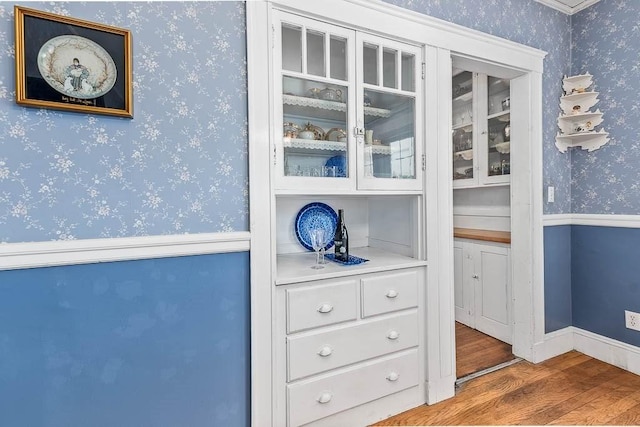 86 Glencoe St Unit 86, Boston, MA 02135 - detailed view of wood finished floors and wallpapered walls