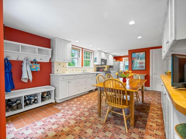 dining room with recessed lighting