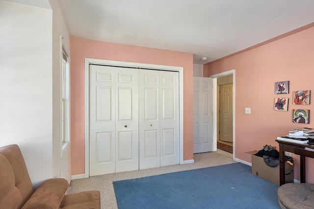 living area with carpet floors and baseboards