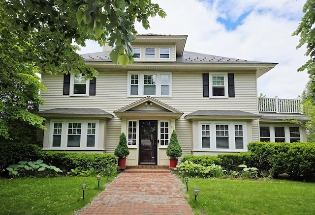 75 Hillcroft Ave, Worcester, MA 01606 - view of front facade with a front yard and a shingled roof