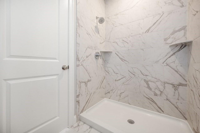 bathroom featuring tiled shower