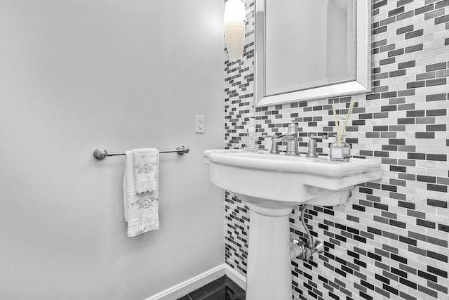 18 Village Hill Rd, Dover, MA 02030 - bathroom featuring backsplash and baseboards