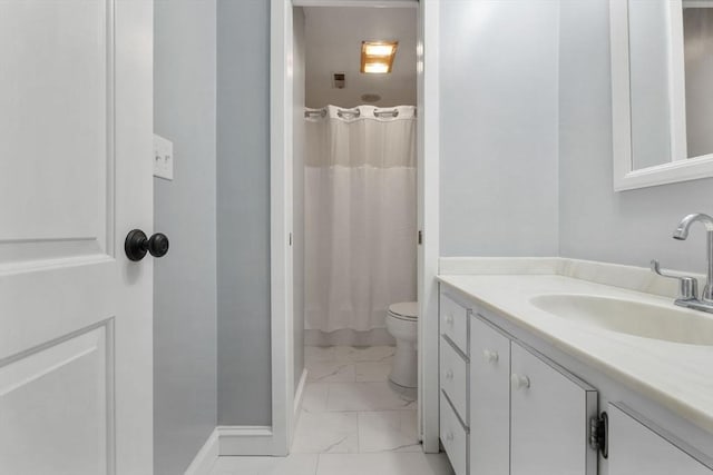 bathroom with a shower with shower curtain, vanity, and toilet