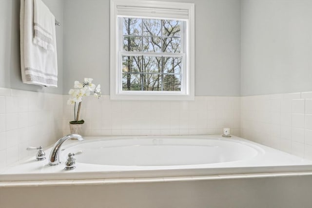 7 Acorn Way, Georgetown, MA 01833 - bathroom with a bath