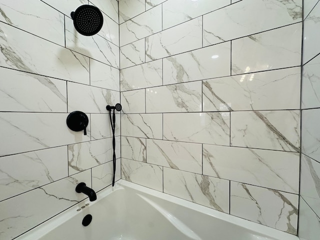 bathroom featuring tiled shower / bath combo