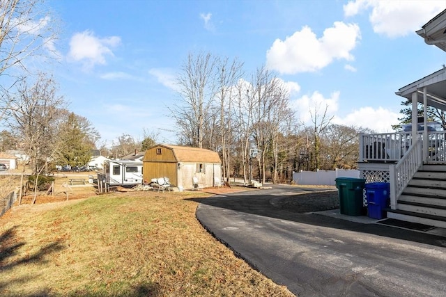 view of yard with a shed