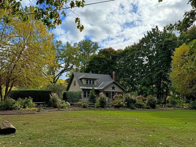 view of front of house featuring a front lawn