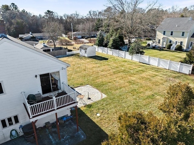 view of yard featuring a storage shed