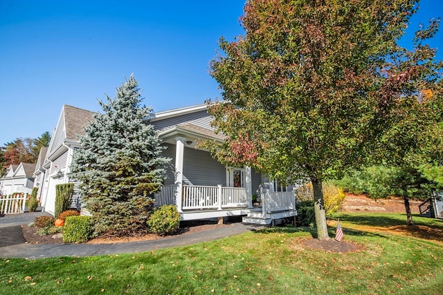 view of front of property featuring a front lawn and a porch