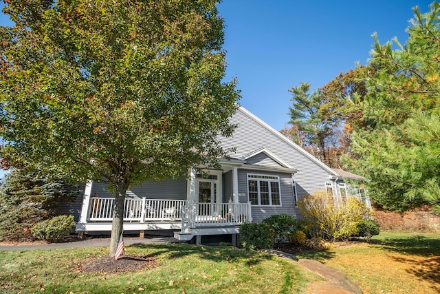 view of front of property featuring a deck and a front yard