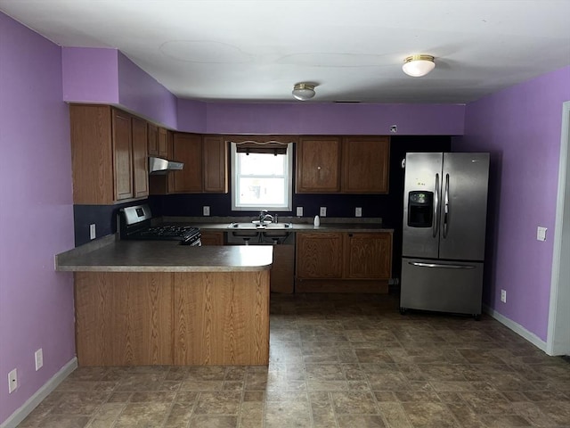 kitchen with stainless steel appliances, sink, and kitchen peninsula