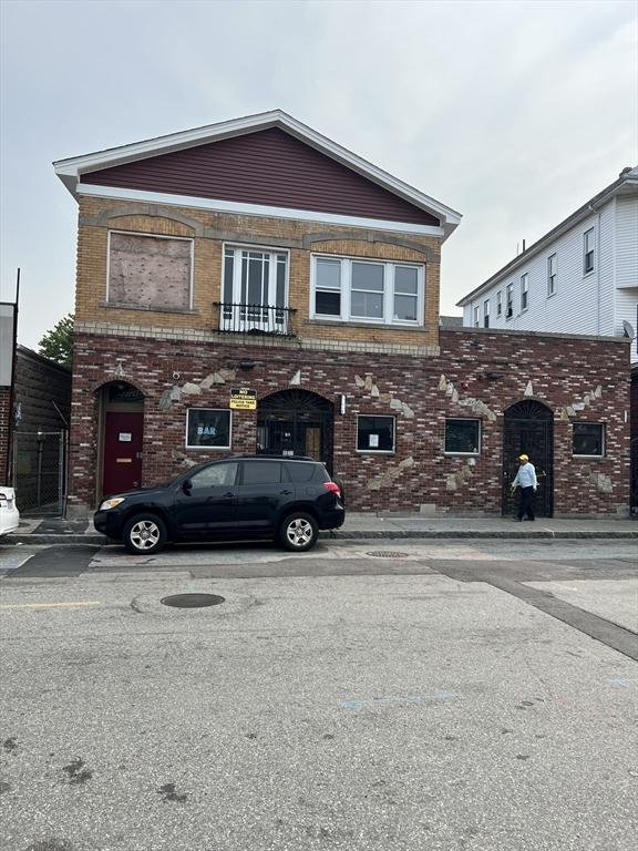 view of front facade featuring brick siding