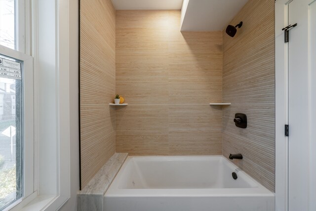 bathroom with tiled shower / bath combo