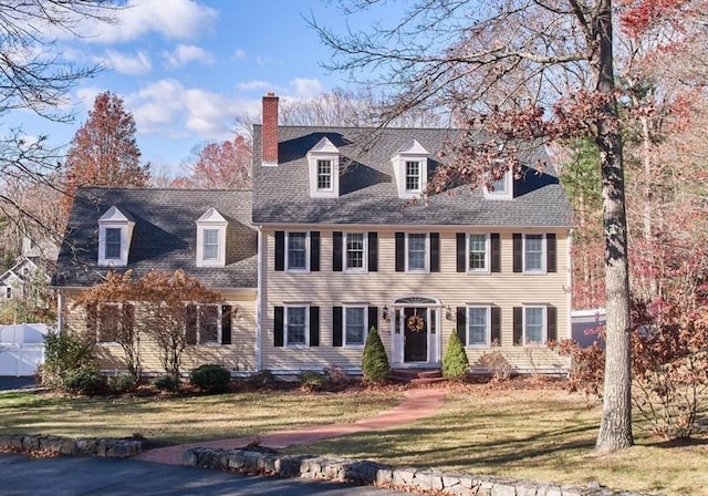 view of front facade with a front lawn