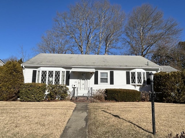 view of front of home featuring a front lawn