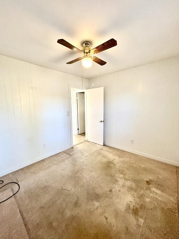 empty room featuring concrete flooring and ceiling fan