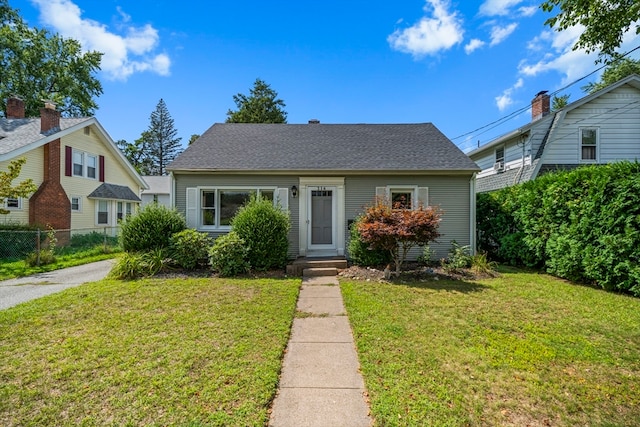 bungalow featuring a front yard