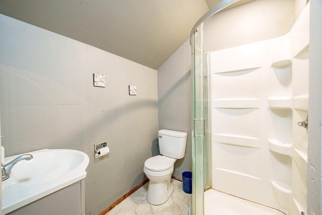 bathroom featuring lofted ceiling, toilet, a shower with shower door, and sink