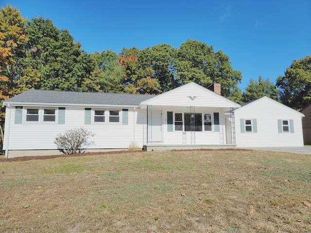 ranch-style house featuring a front yard