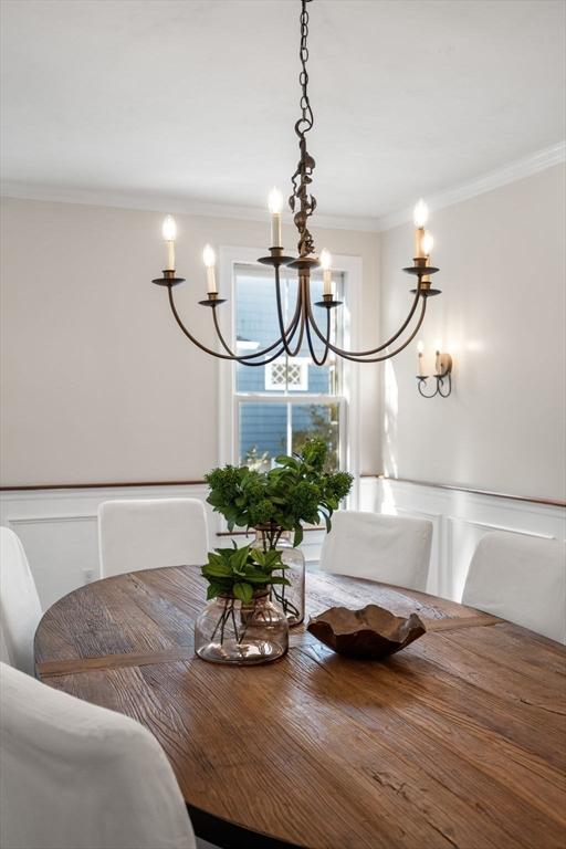 dining area with ornamental molding