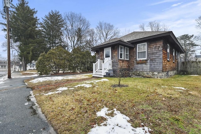 bungalow featuring a front lawn