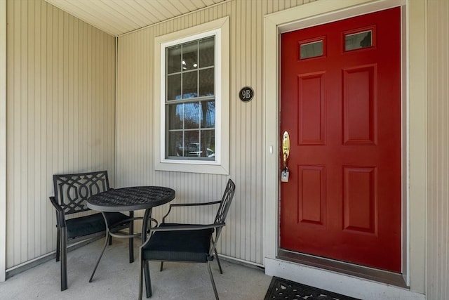 property entrance featuring a porch