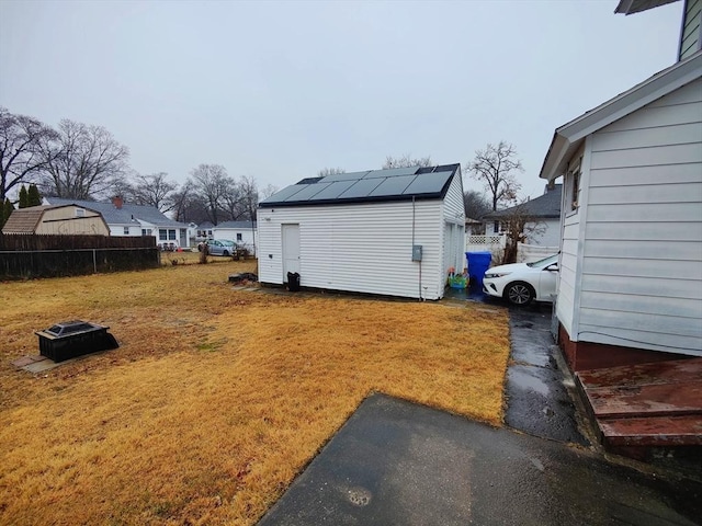 view of yard featuring an outbuilding