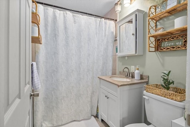 full bath featuring a shower with shower curtain, toilet, and vanity