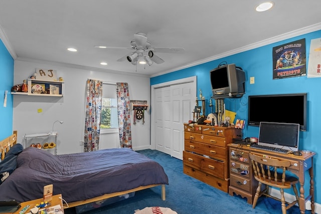 carpeted bedroom featuring ceiling fan, a closet, and ornamental molding