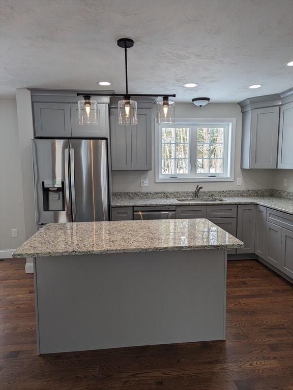 kitchen with stainless steel appliances, dark wood-type flooring, and a center island