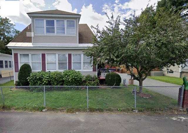 view of front facade featuring a front lawn