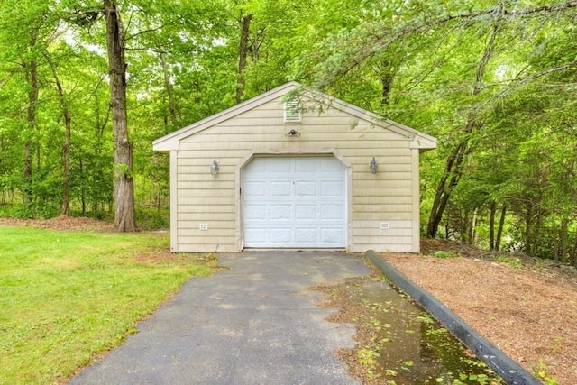 15 Bailin Dr, Worcester, MA 01604 - detached garage with driveway