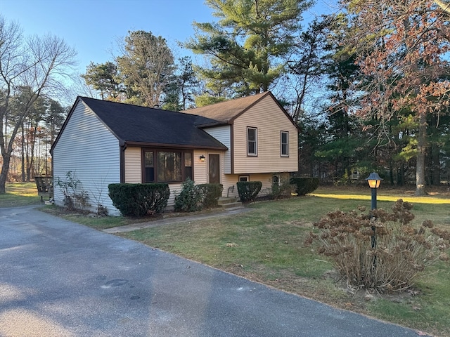 tri-level home featuring a front yard