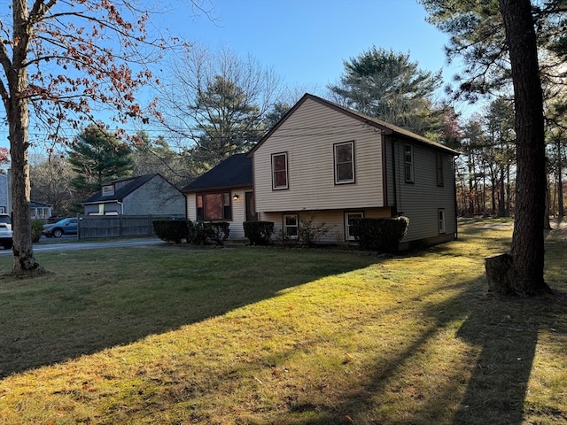 view of front of home featuring a front lawn