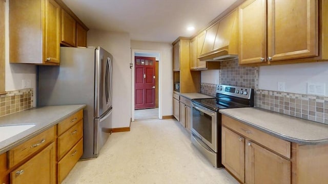 kitchen featuring tasteful backsplash, stainless steel appliances, and premium range hood