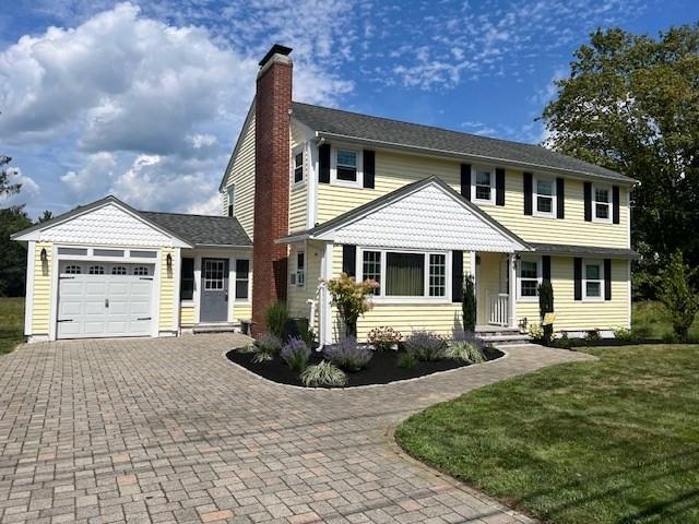 view of front facade featuring a garage and a front yard