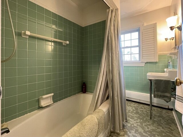 bathroom featuring shower / bath combo